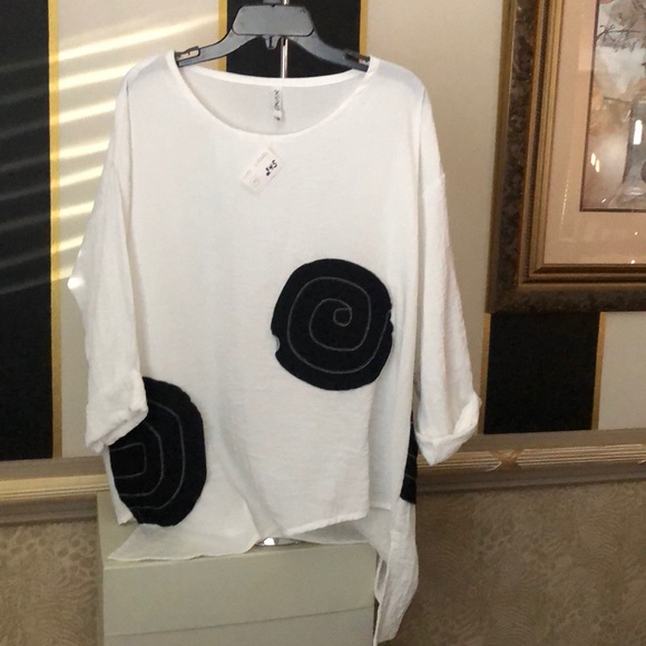 xiao Tops - XIAO Circles Tunic Top New with Tags M